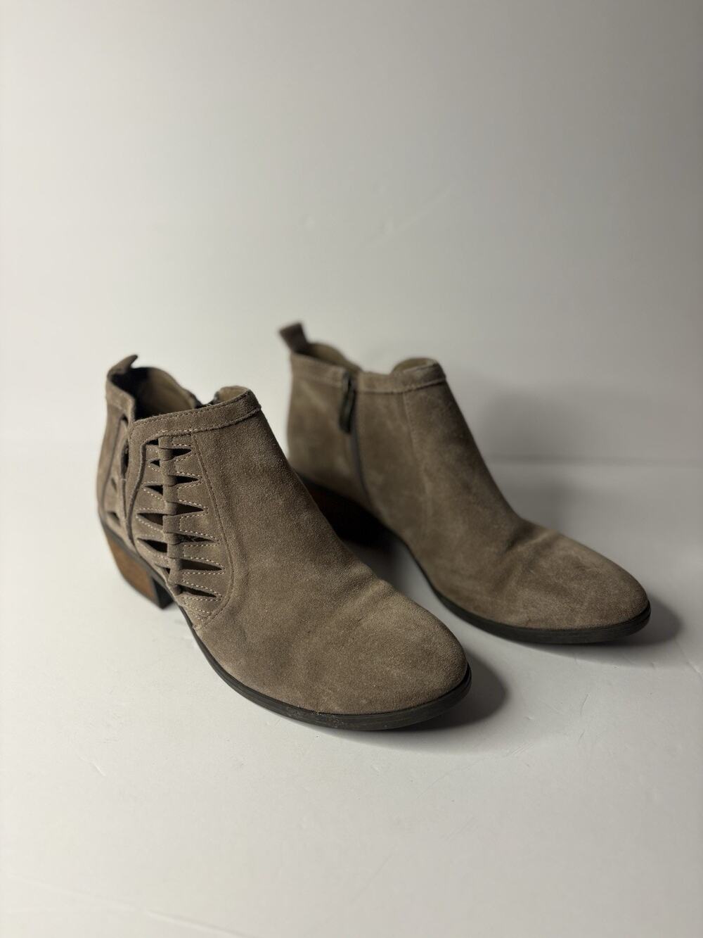 Michael by Michael Shannon Piper Cut-Out Cow Suede Leather Ankle Bootie Sz 7.5